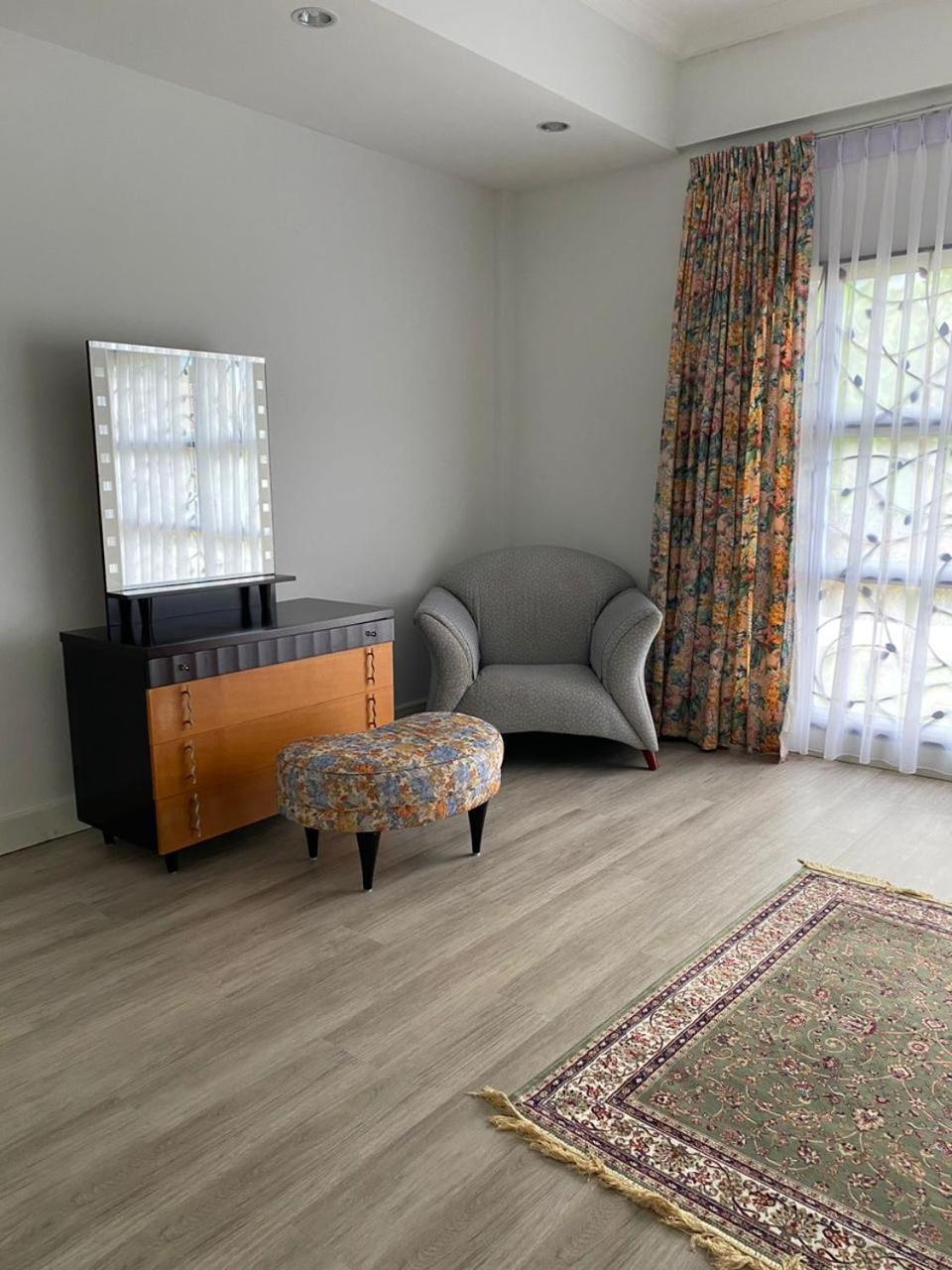Karya Retreat Villa Kuching Exteriör bild