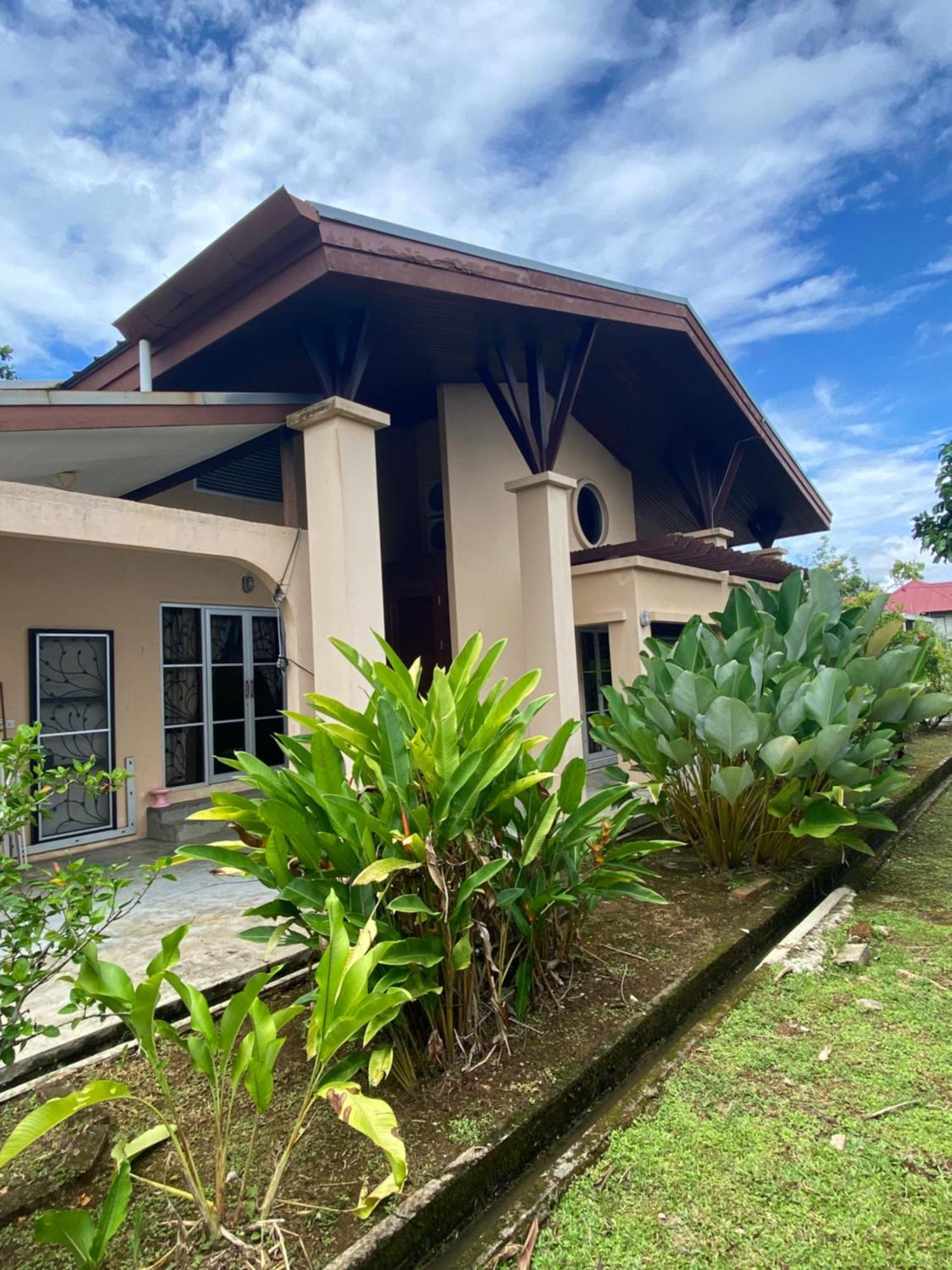 Karya Retreat Villa Kuching Exteriör bild